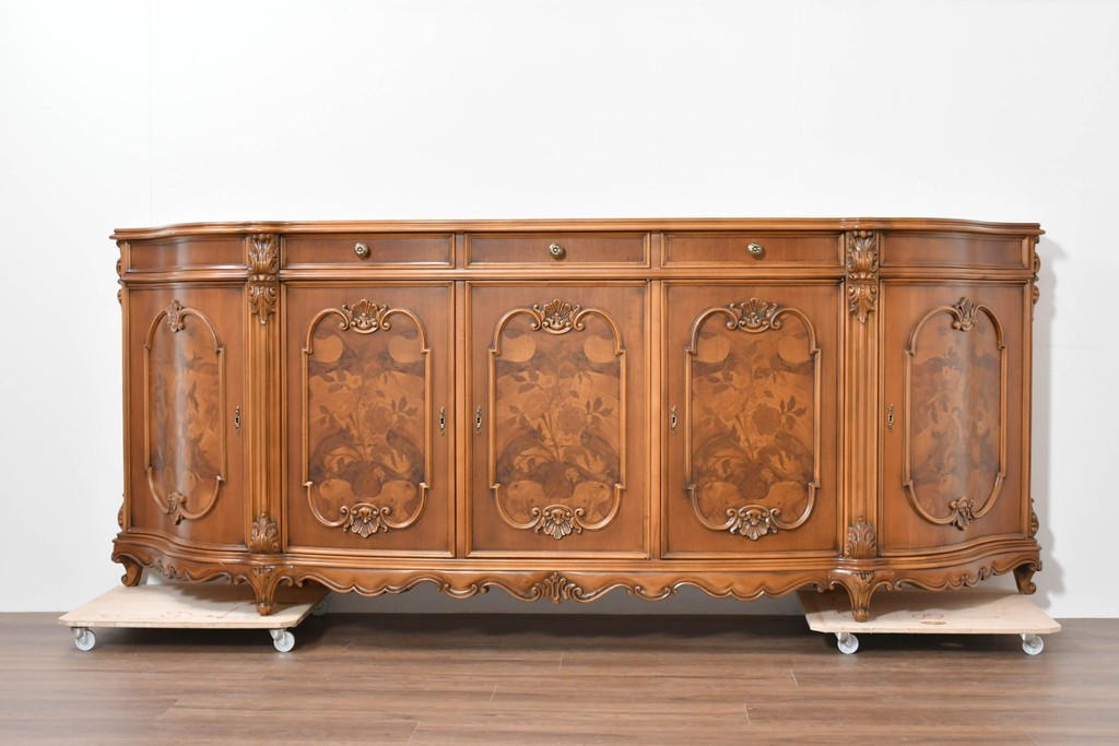 中古　イタリア製　美品　美しい彫刻装飾とマーケットリーが施された特大サイズ(幅2.5メートル)のサイドボード　定価約175万円　(R-086312)