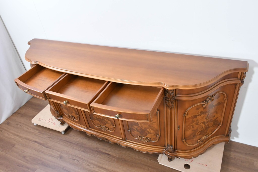 中古　イタリア製　美品　美しい彫刻装飾とマーケットリーが施された特大サイズ(幅2.5メートル)のサイドボード　定価約175万円　(R-086312)
