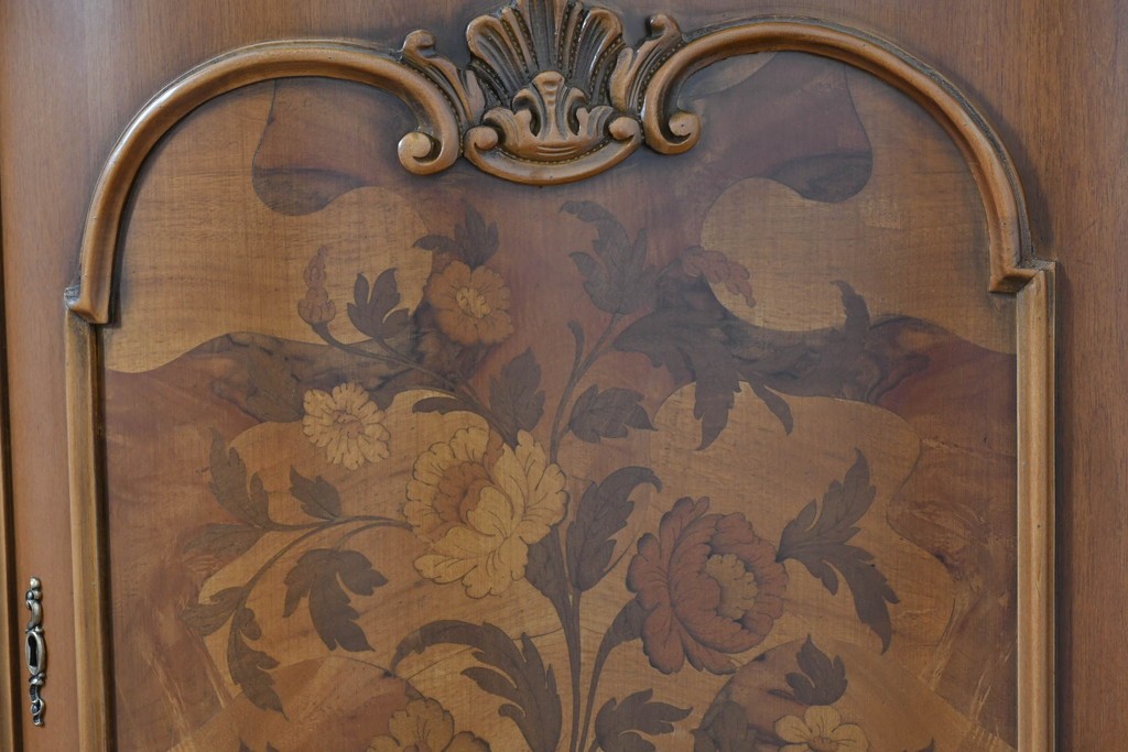 中古　イタリア製　美品　美しい彫刻装飾とマーケットリーが施された特大サイズ(幅2.5メートル)のサイドボード　定価約175万円　(R-086312)