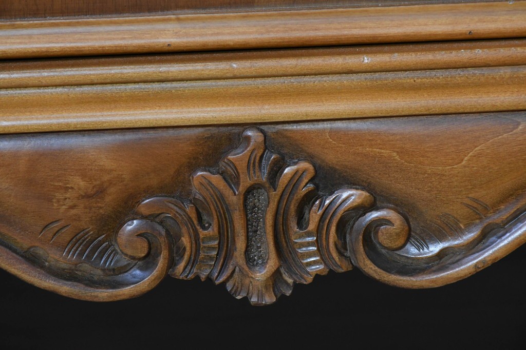 中古　イタリア製　美品　美しい彫刻装飾とマーケットリーが施された特大サイズ(幅2.5メートル)のサイドボード　定価約175万円　(R-086312)