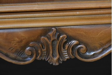 中古　イタリア製　美品　美しい彫刻装飾とマーケットリーが施された特大サイズ(幅2.5メートル)のサイドボード　定価約175万円　(R-086312)