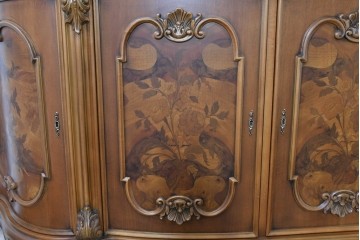 中古　イタリア製　美品　美しい彫刻装飾とマーケットリーが施された特大サイズ(幅2.5メートル)のサイドボード　定価約175万円　(R-086312)