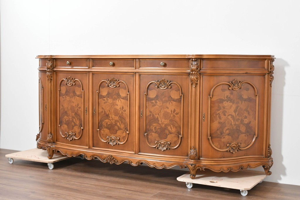 中古　イタリア製　美品　美しい彫刻装飾とマーケットリーが施された特大サイズ(幅2.5メートル)のサイドボード　定価約175万円　(R-086312)