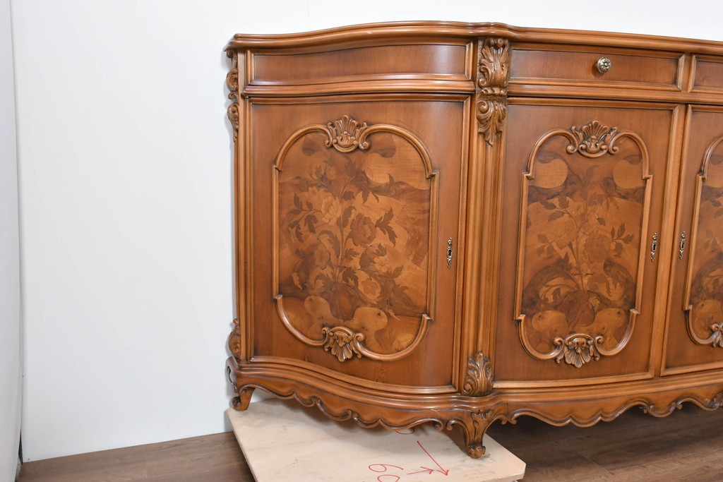 中古　イタリア製　美品　美しい彫刻装飾とマーケットリーが施された特大サイズ(幅2.5メートル)のサイドボード　定価約175万円　(R-086312)