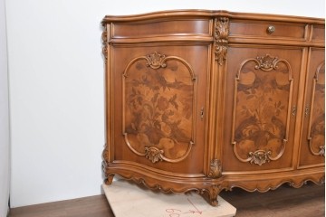 中古　イタリア製　美品　美しい彫刻装飾とマーケットリーが施された特大サイズ(幅2.5メートル)のサイドボード　定価約175万円　(R-086312)