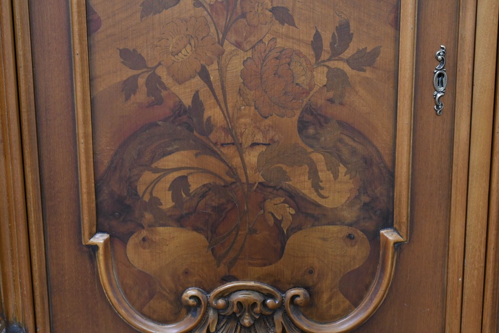 中古　イタリア製　美品　美しい彫刻装飾とマーケットリーが施された特大サイズ(幅2.5メートル)のサイドボード　定価約175万円　(R-086312)