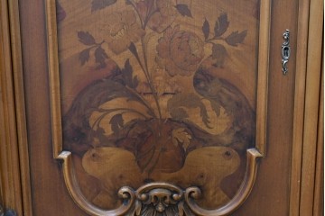 中古　イタリア製　美品　美しい彫刻装飾とマーケットリーが施された特大サイズ(幅2.5メートル)のサイドボード　定価約175万円　(R-086312)