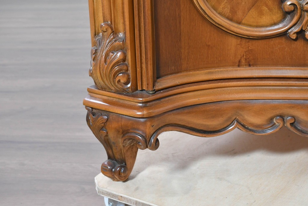 中古　イタリア製　美品　美しい彫刻装飾とマーケットリーが施された特大サイズ(幅2.5メートル)のサイドボード　定価約175万円　(R-086312)