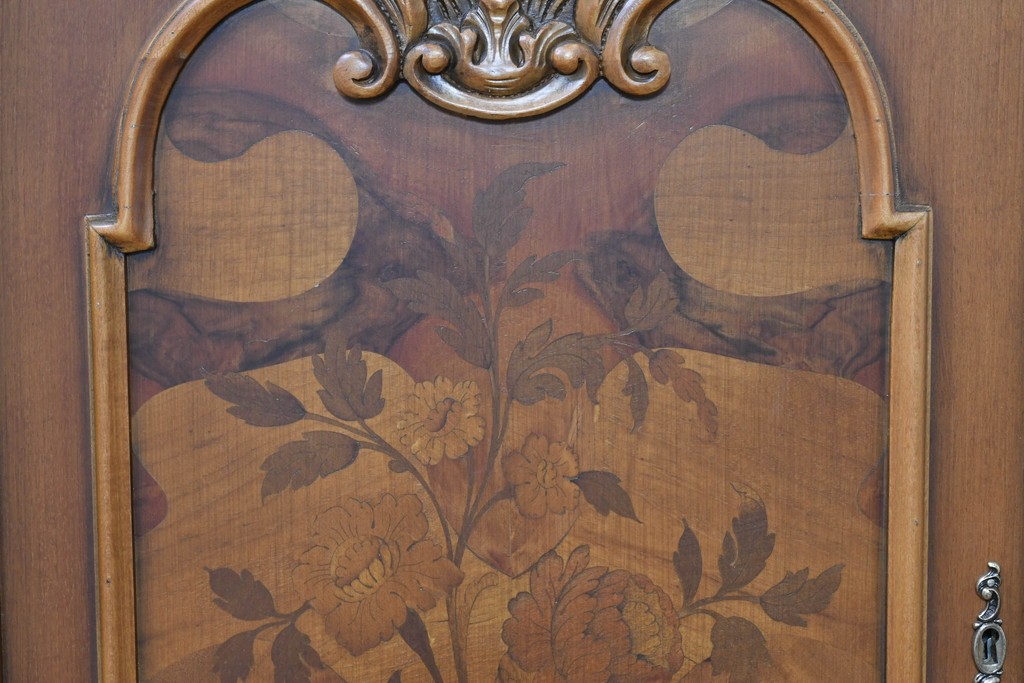 中古　イタリア製　美品　美しい彫刻装飾とマーケットリーが施された特大サイズ(幅2.5メートル)のサイドボード　定価約175万円　(R-086312)