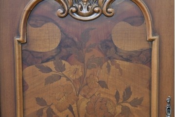 中古　イタリア製　美品　美しい彫刻装飾とマーケットリーが施された特大サイズ(幅2.5メートル)のサイドボード　定価約175万円　(R-086312)