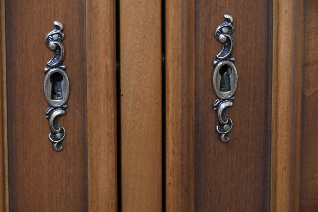 中古　イタリア製　美品　美しい彫刻装飾とマーケットリーが施された特大サイズ(幅2.5メートル)のサイドボード　定価約175万円　(R-086312)