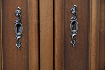 中古　イタリア製　美品　美しい彫刻装飾とマーケットリーが施された特大サイズ(幅2.5メートル)のサイドボード　定価約175万円　(R-086312)