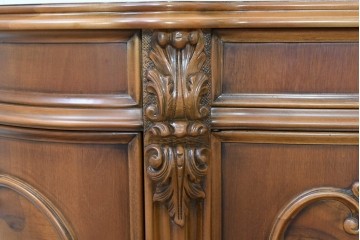 中古　イタリア製　美品　美しい彫刻装飾とマーケットリーが施された特大サイズ(幅2.5メートル)のサイドボード　定価約175万円　(R-086312)