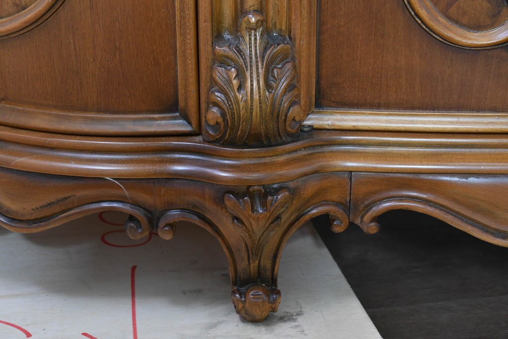 中古　イタリア製　美品　美しい彫刻装飾とマーケットリーが施された特大サイズ(幅2.5メートル)のサイドボード　定価約175万円　(R-086312)