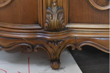 中古　イタリア製　美品　美しい彫刻装飾とマーケットリーが施された特大サイズ(幅2.5メートル)のサイドボード　定価約175万円　(R-086312)