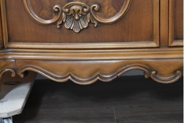 中古　イタリア製　美品　美しい彫刻装飾とマーケットリーが施された特大サイズ(幅2.5メートル)のサイドボード　定価約175万円　(R-086312)