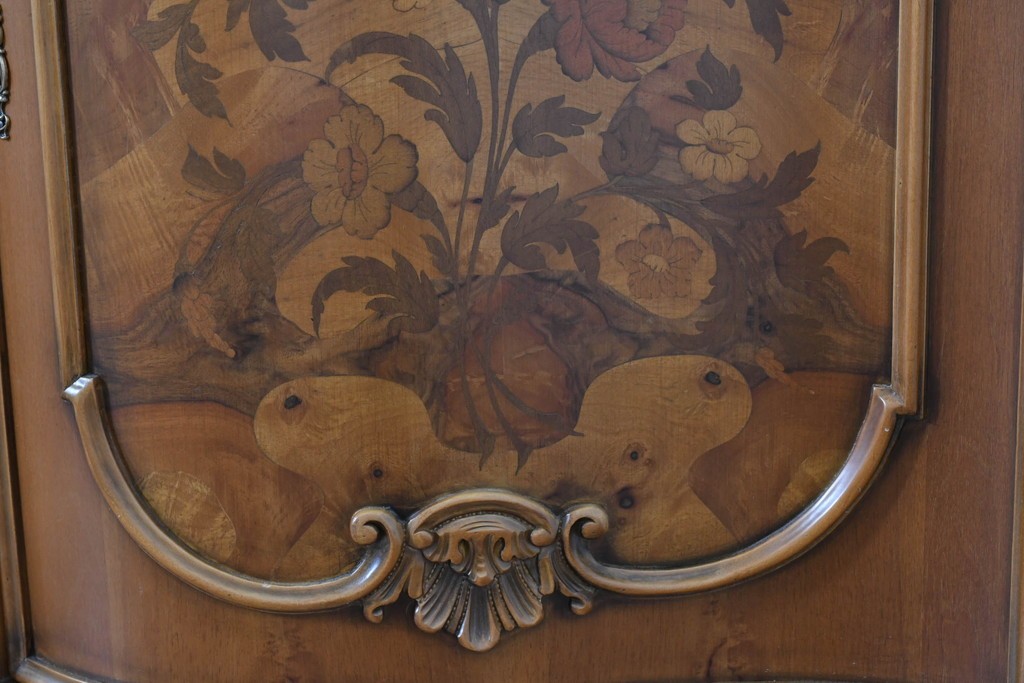 中古　イタリア製　美品　美しい彫刻装飾とマーケットリーが施された特大サイズ(幅2.5メートル)のサイドボード　定価約175万円　(R-086312)