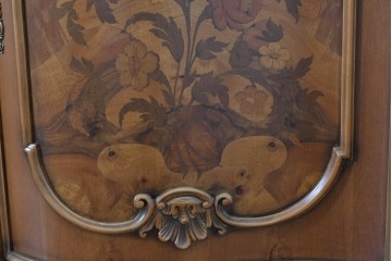 中古　イタリア製　美品　美しい彫刻装飾とマーケットリーが施された特大サイズ(幅2.5メートル)のサイドボード　定価約175万円　(R-086312)