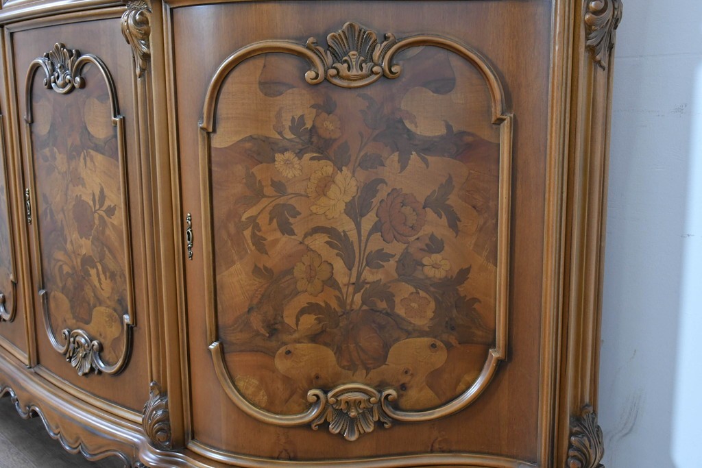 中古　イタリア製　美品　美しい彫刻装飾とマーケットリーが施された特大サイズ(幅2.5メートル)のサイドボード　定価約175万円　(R-086312)