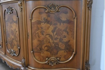 中古　イタリア製　美品　美しい彫刻装飾とマーケットリーが施された特大サイズ(幅2.5メートル)のサイドボード　定価約175万円　(R-086312)