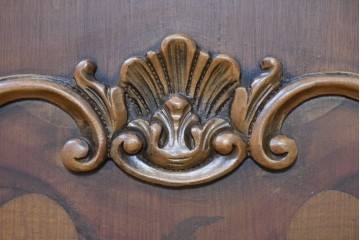 中古　イタリア製　美品　美しい彫刻装飾とマーケットリーが施された特大サイズ(幅2.5メートル)のサイドボード　定価約175万円　(R-086312)