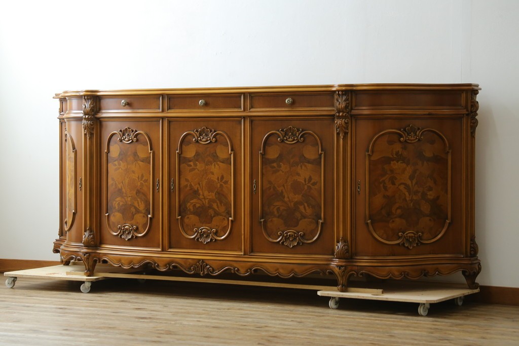 中古　イタリア製　美品　美しい彫刻装飾とマーケットリーが施された特大サイズ(幅2.5メートル)のサイドボード　定価約175万円　(R-086312)