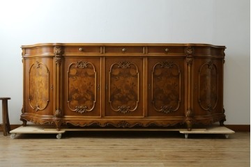 中古　イタリア製　美品　美しい彫刻装飾とマーケットリーが施された特大サイズ(幅2.5メートル)のサイドボード　定価約175万円　(R-086312)