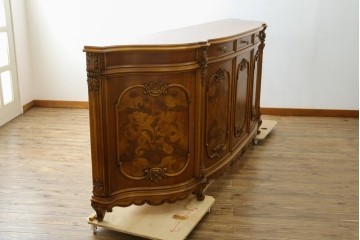 中古　イタリア製　美品　美しい彫刻装飾とマーケットリーが施された特大サイズ(幅2.5メートル)のサイドボード　定価約175万円　(R-086312)