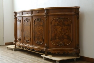 中古　イタリア製　美品　美しい彫刻装飾とマーケットリーが施された特大サイズ(幅2.5メートル)のサイドボード　定価約175万円　(R-086312)
