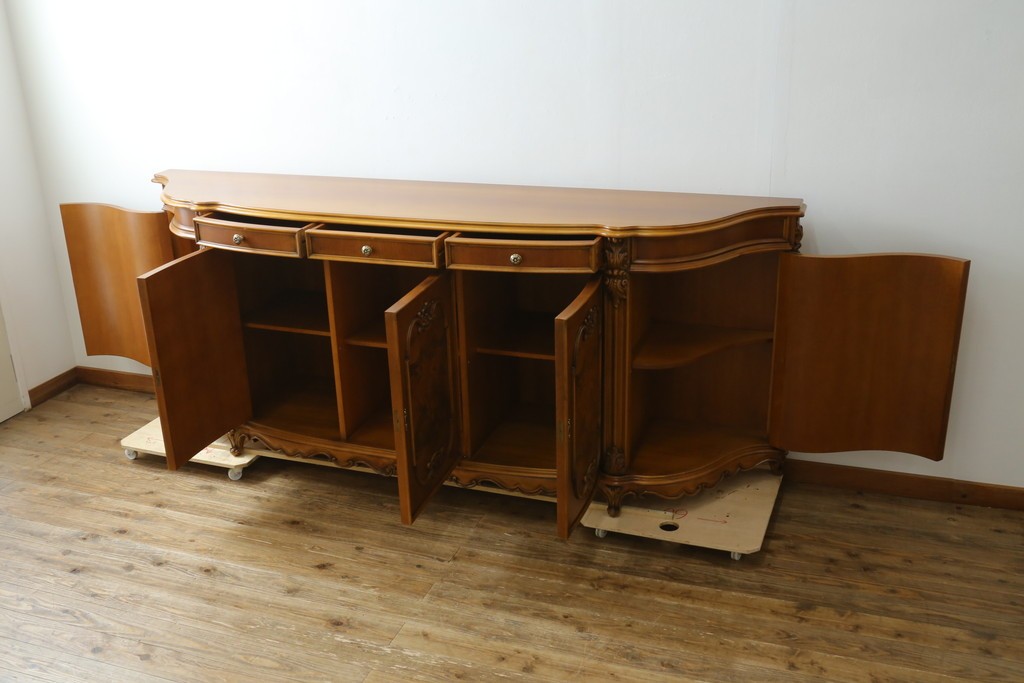 中古　イタリア製　美品　美しい彫刻装飾とマーケットリーが施された特大サイズ(幅2.5メートル)のサイドボード　定価約175万円　(R-086312)