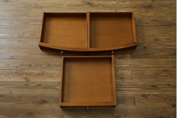 中古　イタリア製　美品　美しい彫刻装飾とマーケットリーが施された特大サイズ(幅2.5メートル)のサイドボード　定価約175万円　(R-086312)