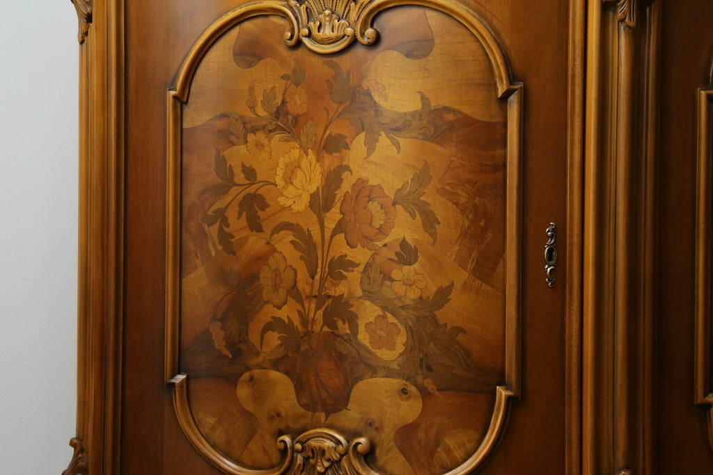 中古　イタリア製　美品　美しい彫刻装飾とマーケットリーが施された特大サイズ(幅2.5メートル)のサイドボード　定価約175万円　(R-086312)