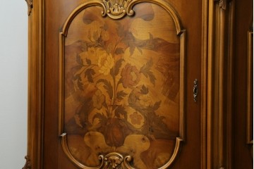 中古　イタリア製　美品　美しい彫刻装飾とマーケットリーが施された特大サイズ(幅2.5メートル)のサイドボード　定価約175万円　(R-086312)