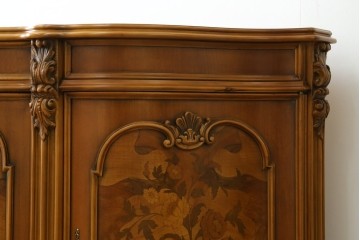 中古　イタリア製　美品　美しい彫刻装飾とマーケットリーが施された特大サイズ(幅2.5メートル)のサイドボード　定価約175万円　(R-086312)