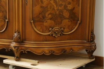 中古　イタリア製　美品　美しい彫刻装飾とマーケットリーが施された特大サイズ(幅2.5メートル)のサイドボード　定価約175万円　(R-086312)