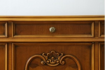 中古　イタリア製　美品　美しい彫刻装飾とマーケットリーが施された特大サイズ(幅2.5メートル)のサイドボード　定価約175万円　(R-086312)