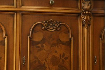 中古　イタリア製　美品　美しい彫刻装飾とマーケットリーが施された特大サイズ(幅2.5メートル)のサイドボード　定価約175万円　(R-086312)