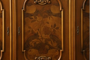 中古　イタリア製　美品　美しい彫刻装飾とマーケットリーが施された特大サイズ(幅2.5メートル)のサイドボード　定価約175万円　(R-086312)