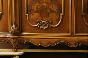 中古　イタリア製　美品　美しい彫刻装飾とマーケットリーが施された特大サイズ(幅2.5メートル)のサイドボード　定価約175万円　(R-086312)