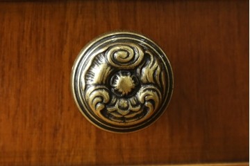 中古　イタリア製　美品　美しい彫刻装飾とマーケットリーが施された特大サイズ(幅2.5メートル)のサイドボード　定価約175万円　(R-086312)