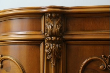 中古　イタリア製　美品　美しい彫刻装飾とマーケットリーが施された特大サイズ(幅2.5メートル)のサイドボード　定価約175万円　(R-086312)