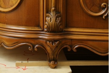 中古　イタリア製　美品　美しい彫刻装飾とマーケットリーが施された特大サイズ(幅2.5メートル)のサイドボード　定価約175万円　(R-086312)