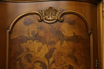 中古　イタリア製　美品　美しい彫刻装飾とマーケットリーが施された特大サイズ(幅2.5メートル)のサイドボード　定価約175万円　(R-086312)