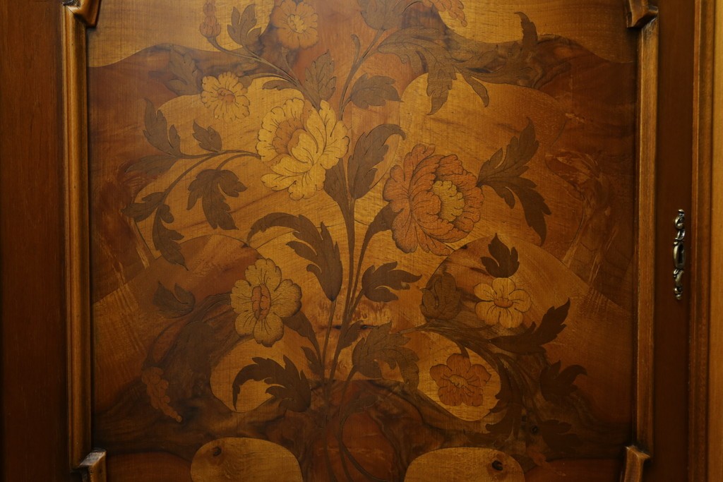 中古　イタリア製　美品　美しい彫刻装飾とマーケットリーが施された特大サイズ(幅2.5メートル)のサイドボード　定価約175万円　(R-086312)