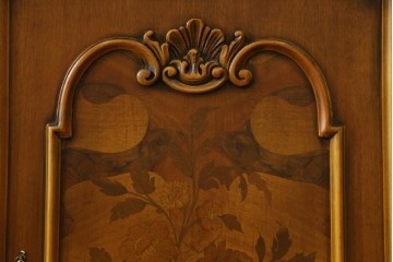 中古　イタリア製　美品　美しい彫刻装飾とマーケットリーが施された特大サイズ(幅2.5メートル)のサイドボード　定価約175万円　(R-086312)