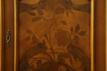中古　イタリア製　美品　美しい彫刻装飾とマーケットリーが施された特大サイズ(幅2.5メートル)のサイドボード　定価約175万円　(R-086312)