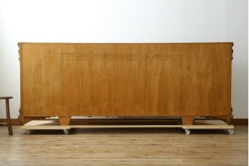 中古　イタリア製　美品　美しい彫刻装飾とマーケットリーが施された特大サイズ(幅2.5メートル)のサイドボード　定価約175万円　(R-086312)