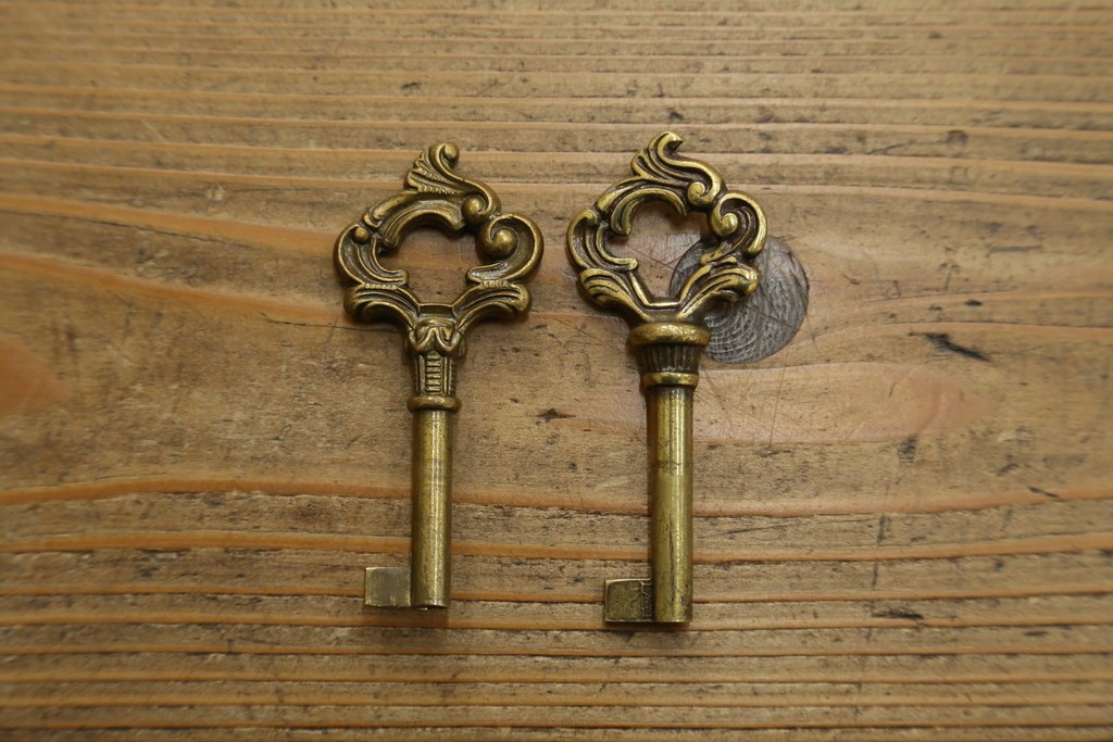 中古　イタリア製　美品　美しい彫刻装飾とマーケットリーが施された特大サイズ(幅2.5メートル)のサイドボード　定価約175万円　(R-086312)