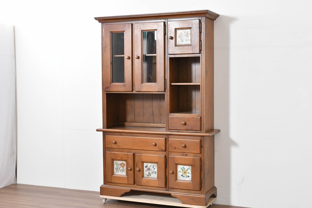 中古　美品　希少な廃番品　ACTUS(アクタス)取り扱い　バレンシアシリーズ　花柄タイルが愛らしいパイン材カップボード　(R-086313)