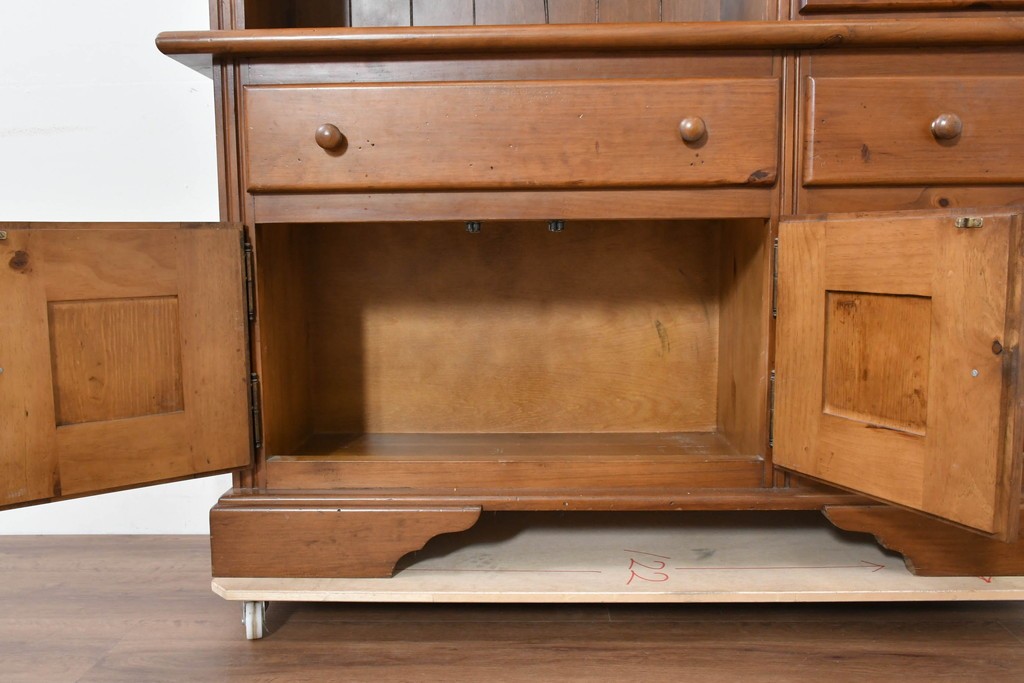 中古　美品　希少な廃番品　ACTUS(アクタス)取り扱い　バレンシアシリーズ　花柄タイルが愛らしいパイン材カップボード　(R-086313)